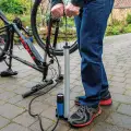 Uniwersalna pompka ręczna 0 - 7 bar (0 -100 psi) - Silverline