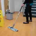 Znak calaCaution Wet Floor cala 295 x 610 mm - j. angielski - Silverline